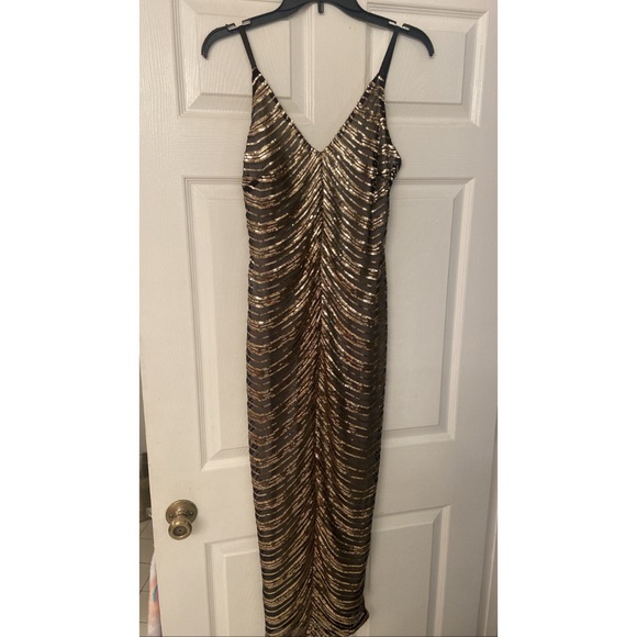 Dresses & Skirts - NEVER WORN DRESS PERFECT FOR HOLIDAYS❤️